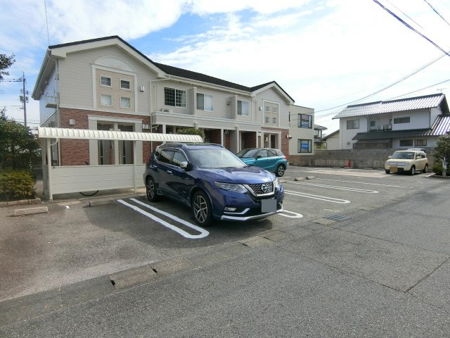 シェルメ　メゾンの駐車場