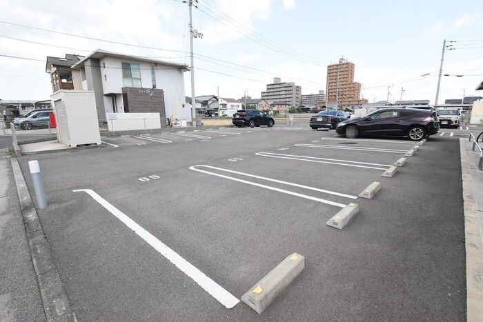 ラナ　マラキ　B棟の駐車場