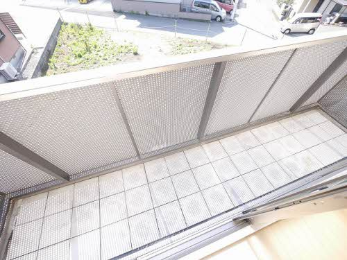 熊本市東区八反田３丁目のアパートのバルコニー