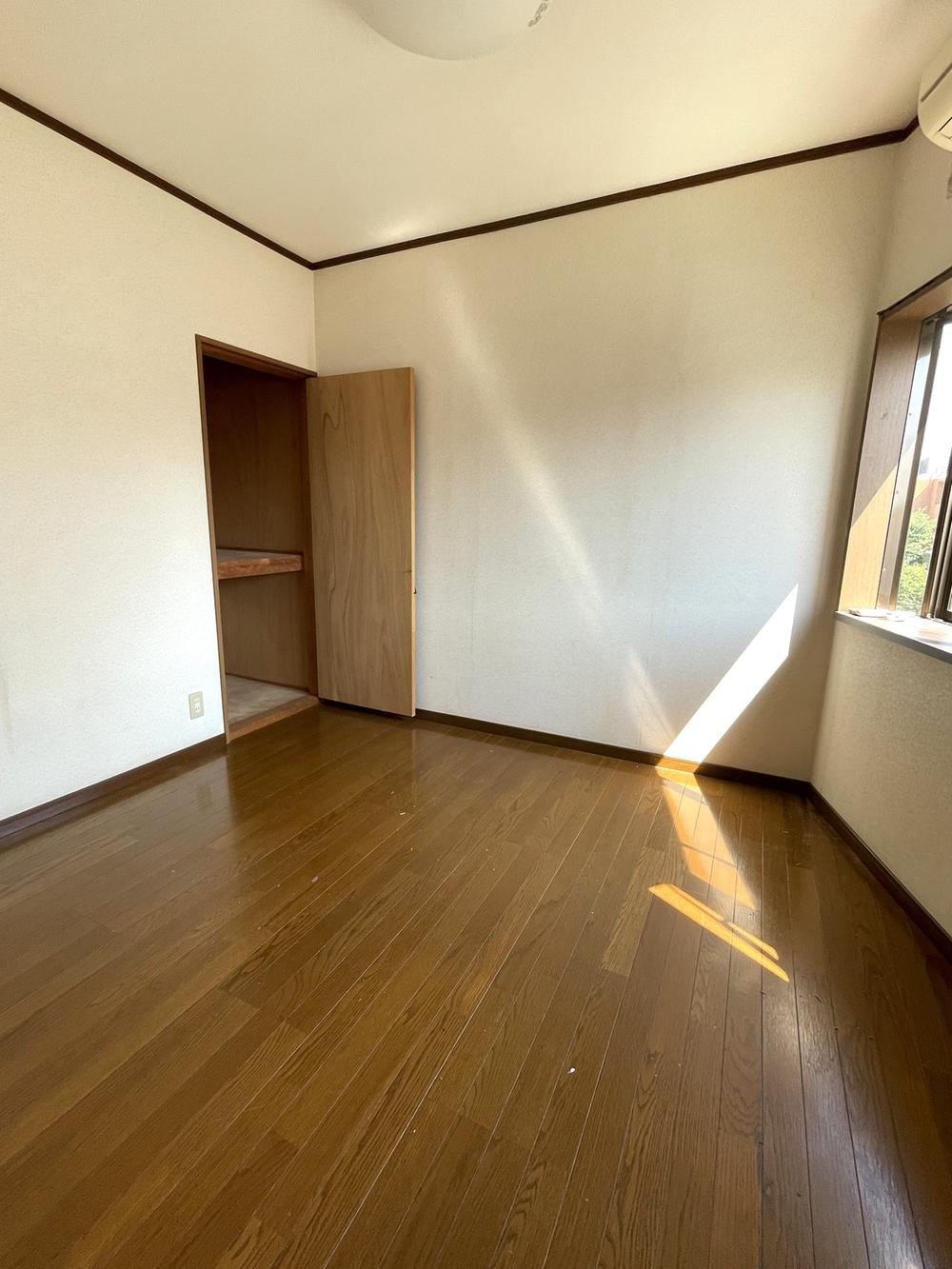 八島町　中古一戸建ての洋室|洋室6.0帖
■物件内覧・資金計画相談・住宅ローン相談、リフォーム相談、お問合せ受付中■
※当日・翌日のご内覧、ご相談はお電話でのお問合せがスムーズです！