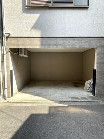八島町　中古一戸建ての駐車場|駐車１台
■物件内覧・資金計画相談・住宅ローン相談、リフォーム相談、お問合せ受付中■
※当日・翌日のご内覧、ご相談はお電話でのお問合せがスムーズです！
