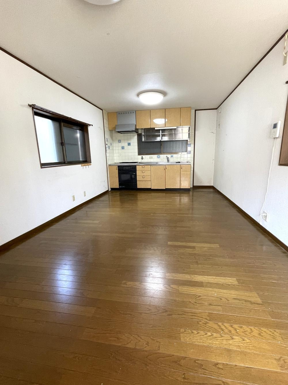 八島町　中古一戸建ての居間・リビング|LDK14.0帖
■物件内覧・資金計画相談・住宅ローン相談、リフォーム相談、お問合せ受付中■
※当日・翌日のご内覧、ご相談はお電話でのお問合せがスムーズです！
