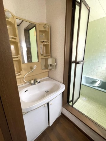 八島町　中古一戸建ての独立洗面台|シャワー付き洗面化粧台
■物件内覧・資金計画相談・住宅ローン相談、リフォーム相談、お問合せ受付中■
※当日・翌日のご内覧、ご相談はお電話でのお問合せがスムーズです！