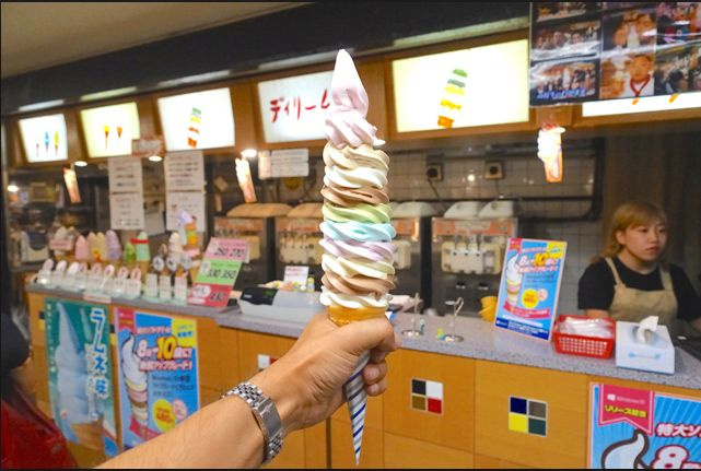 メゾン・ド・ラシーヌの駐車場|中野サンモール商店街内、大きなソフトクリーム。デイリーチコ