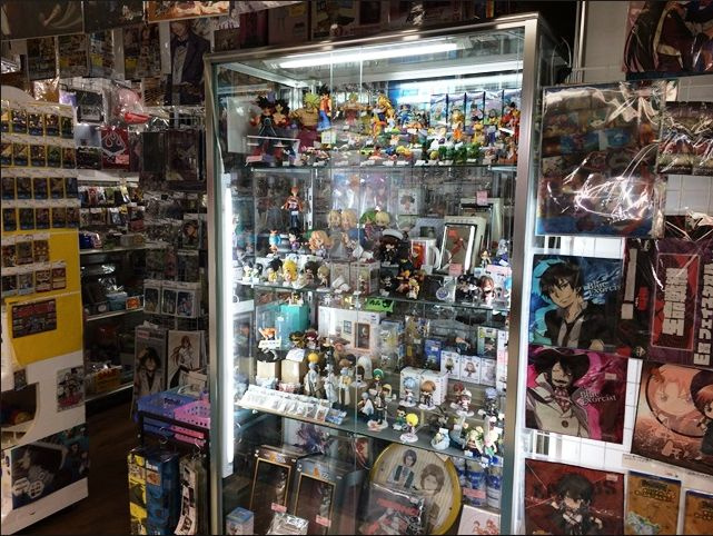 メゾン・ド・ラシーヌの周辺|ブロードウェイ内店内風景。さまざまなグッズ等。