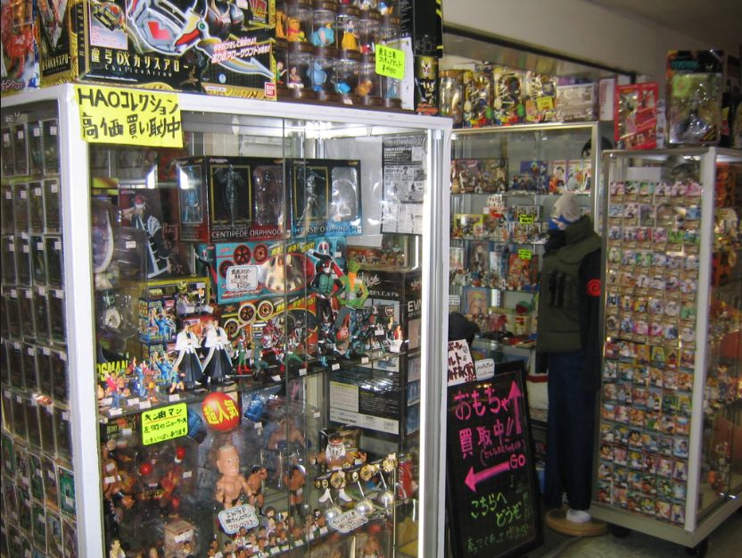 メゾン・ド・ラシーヌの周辺|ブロードウェイ内店内風景。さまざまなグッズ等。