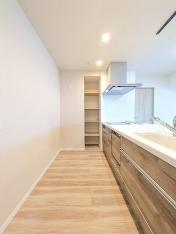 ロワールマンション二日市3のキッチン|キッチン横には、可動棚付きで調味料等のストック庫として利用できます♪
