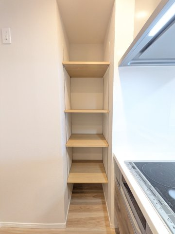 ロワールマンション二日市3の収納|キッチン横には、可動棚付きで調味料等のストック庫として利用できます♪
