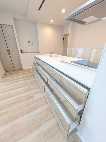 ロワールマンション二日市3のキッチン|キッチンのリビング側にも収納引出し付きで、食器やグラス、小物の収納に便利！