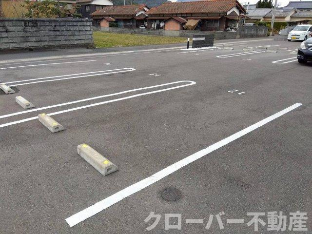 クレイノグローリーⅡの駐車場