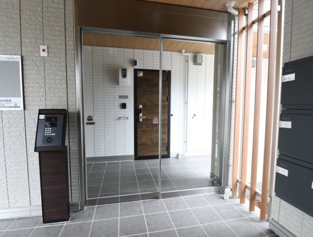 熊本市中央区京町２丁目のアパートのエントランス