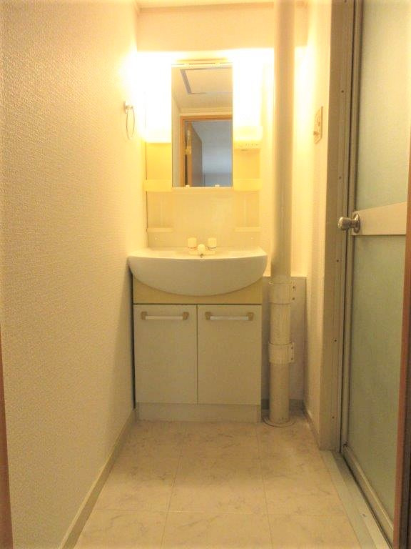てんぐ屋西新ビルの洗面所|コンパクトで使いやすい洗面所
