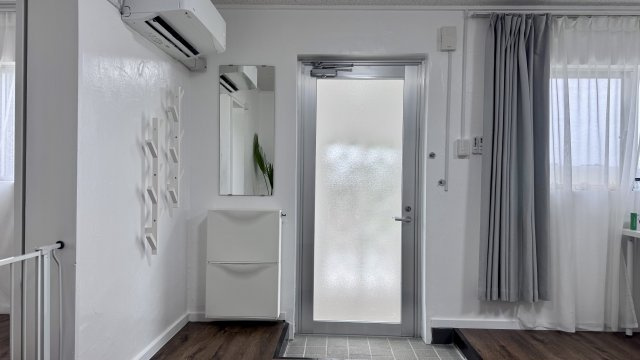 Happy  houseの玄関|白を基調とした明るい玄関。