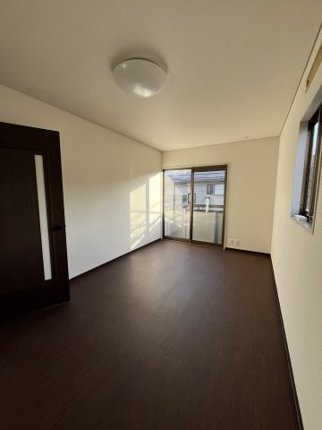 盛岡市小鳥沢一丁目　中古住宅の洋室|バルコニー付の洋室です