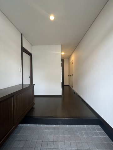 盛岡市小鳥沢一丁目　中古住宅の玄関|モダンシックな玄関がお出迎え！