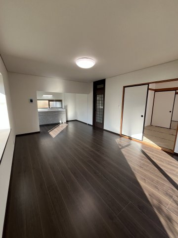 盛岡市小鳥沢一丁目　中古住宅の居間・リビング|広々とした明るい約15帖LDKです