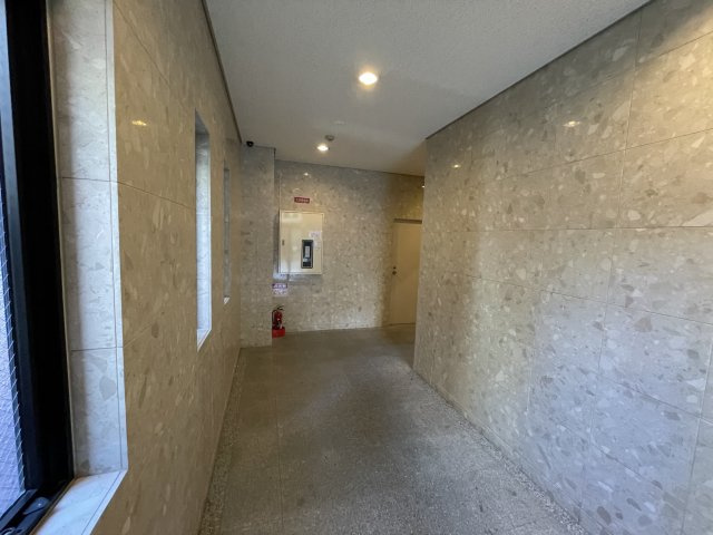 【ロビー】 | ヴェローノ新大阪南 | 二重扉のマンションロビー