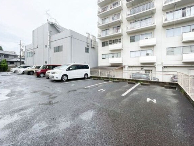 ユウチマンションの駐車場