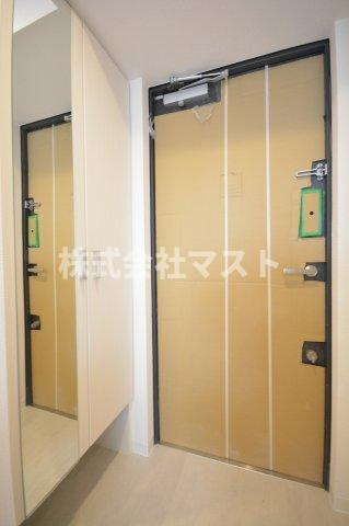 エスリード大阪リブレの玄関