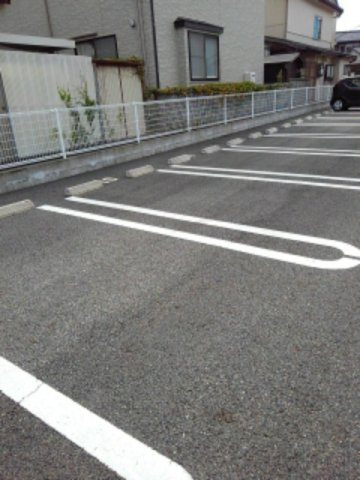 ブリーゼ小張木Ⅱの駐車場