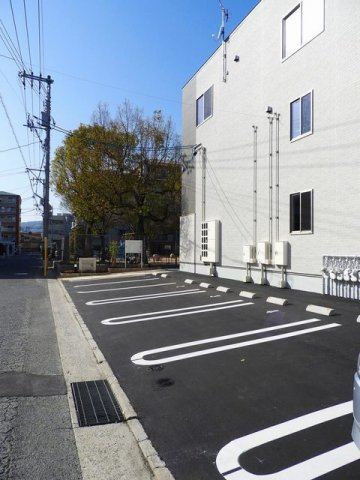カーサ・エーデルワイスの駐車場