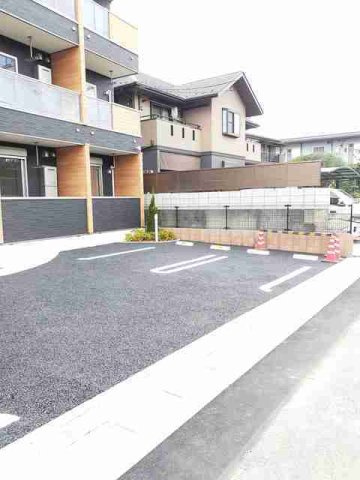 アリュールジャルダンの駐車場