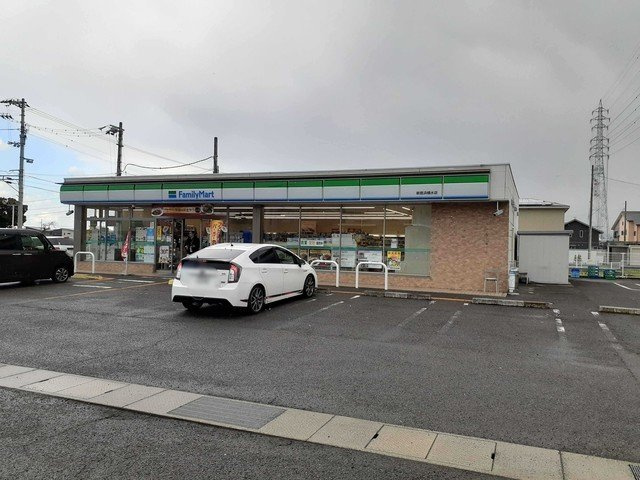 フィオーレ　政枝　Ｄの周辺|ファミリーマート新居浜横水店様まで300m