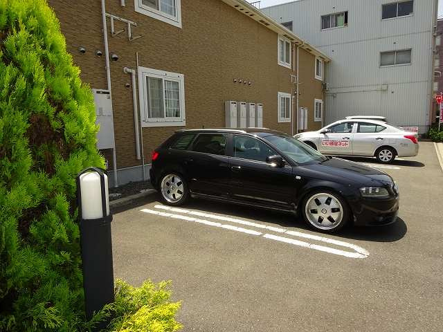 ドミール北小路　ＤＥＵＸの駐車場