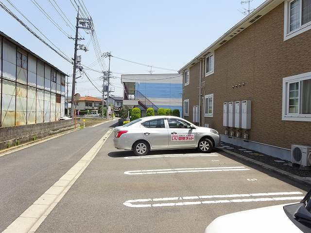 ドミール北小路　ＤＥＵＸの駐車場