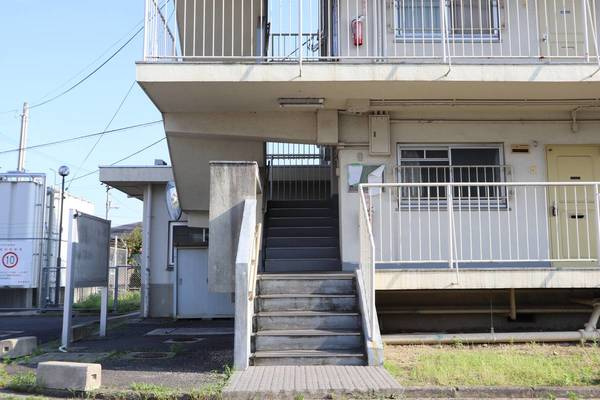 ビレッジハウス松崎3号棟のエントランス