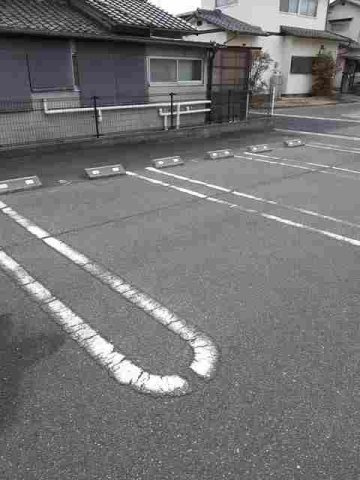 クレメント・エスの駐車場