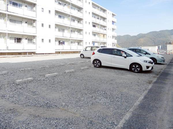 ビレッジハウス万富1号棟の駐車場