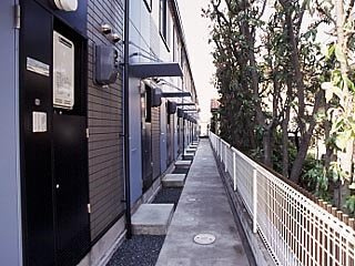 レオパレスボムールの玄関