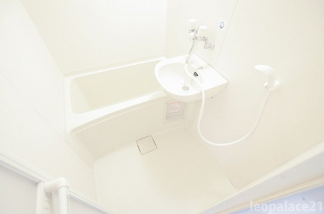 レオパレスグランデＣの浴室|備品や設備仕様は号室等により異なります現地をご確認ください。