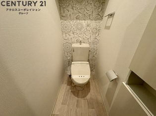 落ち着いた色調のトイレです