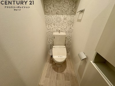 落ち着いた色調のトイレです