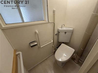 温水洗浄便座付きのトイレです♪