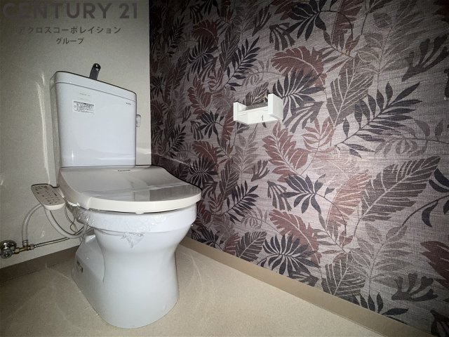 温水洗浄便座付きのトイレです♪