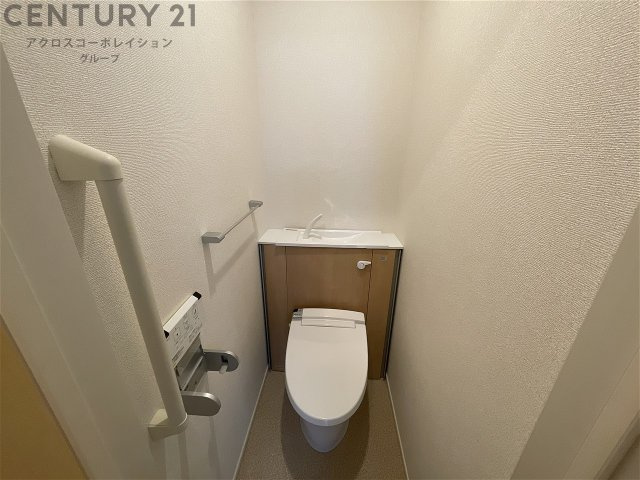 温水洗浄便座付きのトイレです♪