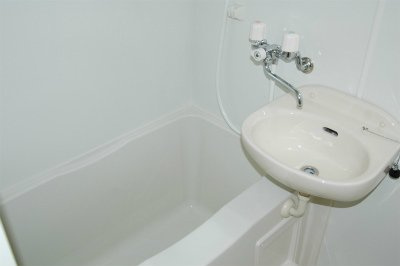 レオパレスみゆきⅡの浴室|コンパクトで使いやすいお風呂です
