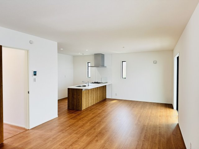 八王子市　上柚木　新築一戸建て　３期の居間・リビング|～21.0帖の明るく開放感のあるLDK、家族団欒の時間をお過ごしいただけます～