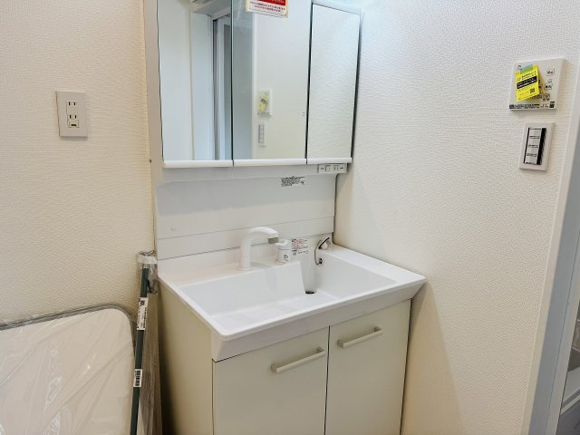 八王子市　上柚木　新築一戸建て　３期の独立洗面台|～３面鏡付きの独立洗面台　細々している物をスッキリ収納出来ます～