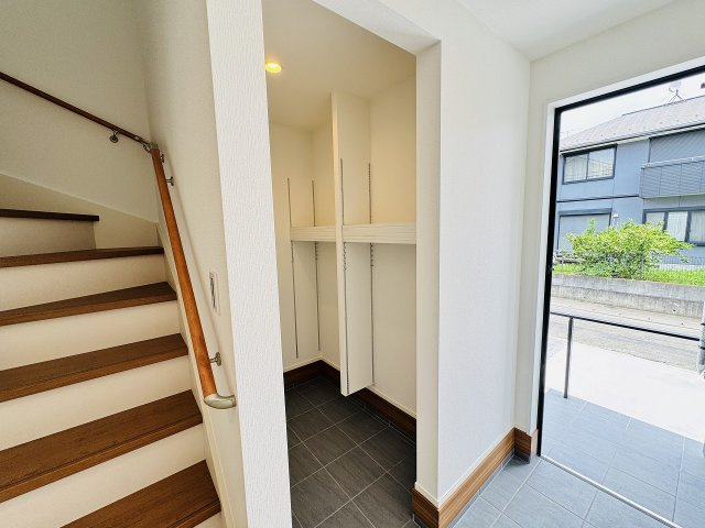 八王子市　上柚木　新築一戸建て　３期の玄関|～シューズインクローク付き　物が溢れがちな玄関をスッキリとした状態に保てます～