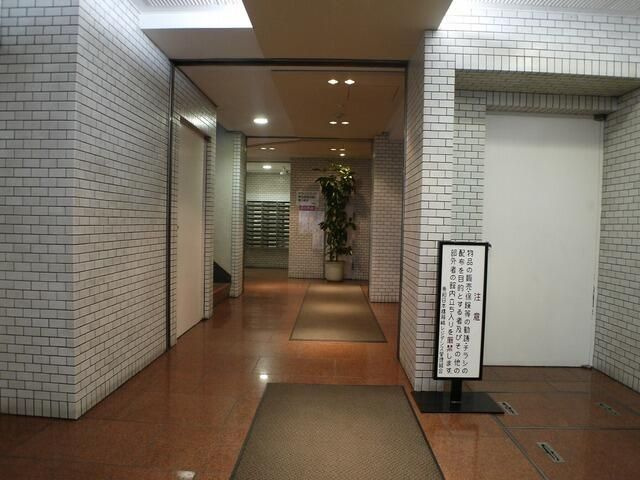 秀和日本橋箱崎レジデンスのエントランス