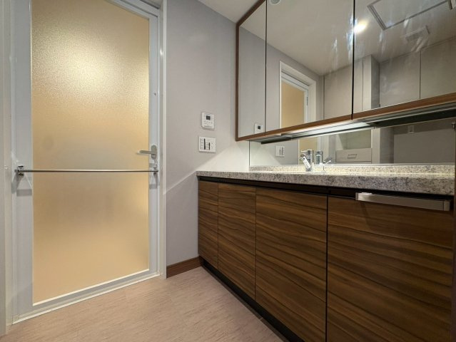 グランドメゾン新梅田タワー THE CLUB RESIDENCEの独立洗面台|洗面台