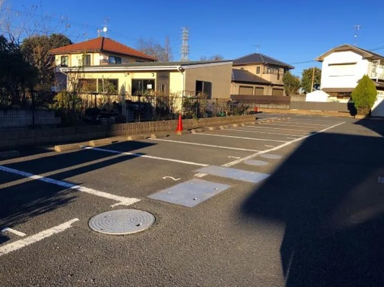 レオパレスラ　レーブの駐車場