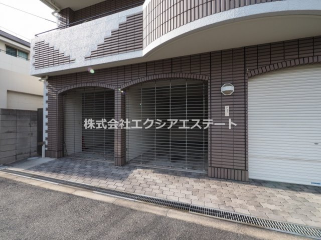 LEOの駐車場