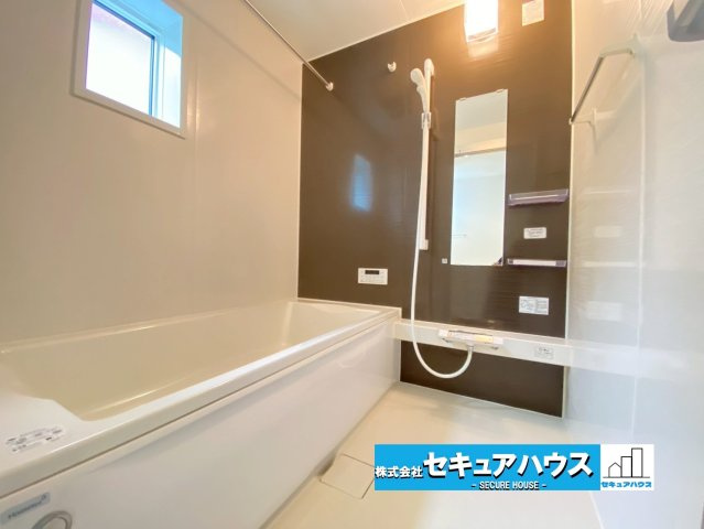 【同施工物件ご案内可能】東海市養父町南堀畑　全2棟の浴室|【浴室イメージ】
◆アクセントパネルで落ち着きのある雰囲気を演出します。毎日の疲れを癒やすバスタイムをお楽しみ下さい！
◆窓付きで、カビの繁殖を抑える効果があります。　　　　　　　　　　　　　　　　　