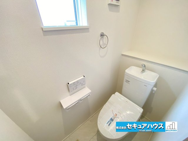 【同施工物件ご案内可能】東海市養父町南堀畑　全2棟のトイレ|【高機能トイレイメージ】
◆高機能トイレの多くは便器のフタの開閉が自動であり、使用後に手動で水を流す面倒もなく非常に便利です。スタイリッシュな見た目で、お掃除しやすく、節水効果が高いです。　　　　　