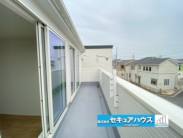 【同施工物件ご案内可能】東海市養父町南堀畑　全2棟のバルコニー|【バルコニーイメージ】
◆見晴らしもよく、太陽の温かな温もりをめいっぱい受け止めてくれます。
太陽の光と爽やかな風を受けたお洗濯物はあっという間に乾き、取りこむ時には太陽の匂いを感じられそうですね。　